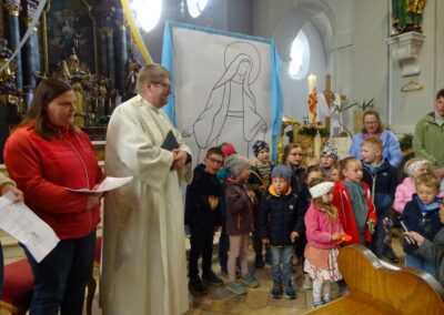 Kinder singen in der Maiandacht